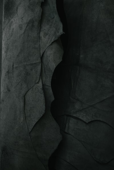 岩壁的暗影。